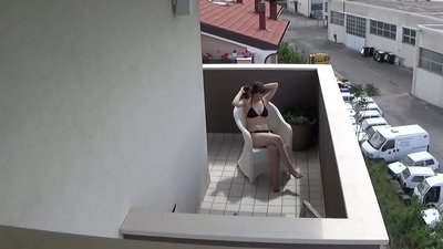 Espyonaj sou jèn kolokasyon mwen an ap masturbe sou balkon la